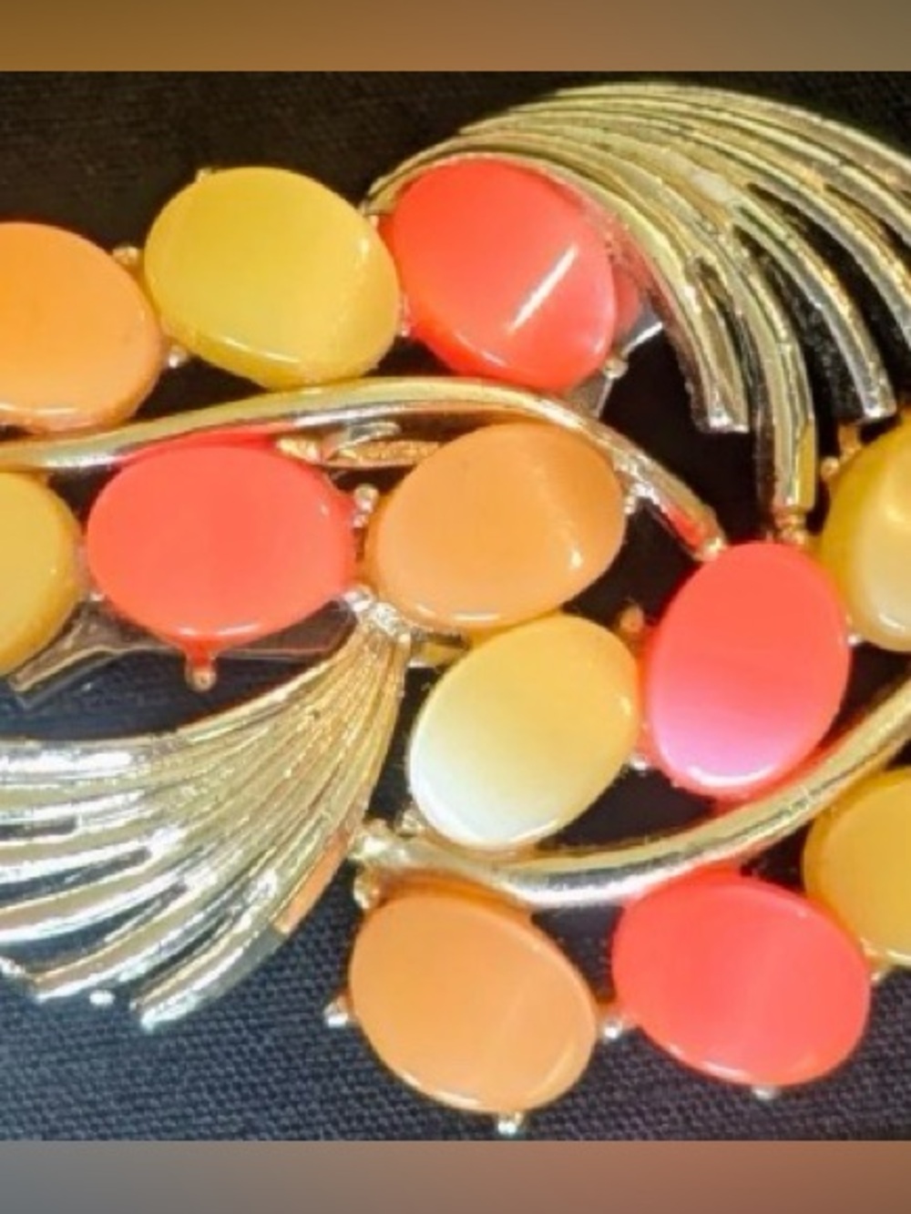 Vintage Mid-Century Brooch Thermoset in Coral Peach Yellow, Goldtone setting - Picture 6 of 8
